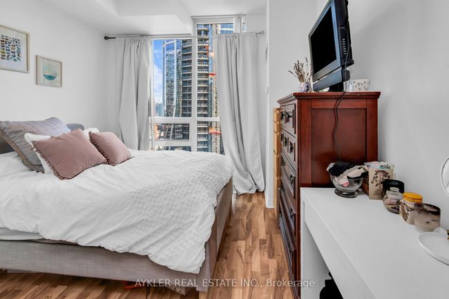 2404 - 12 Yonge St, Condo with 3 bedrooms, 2 bathrooms and 1 parking in Toronto ON | Image 21