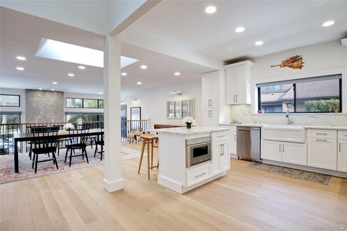 6 Frost Pond Dr, Roslyn, NY, 11576-2808 | Card Image