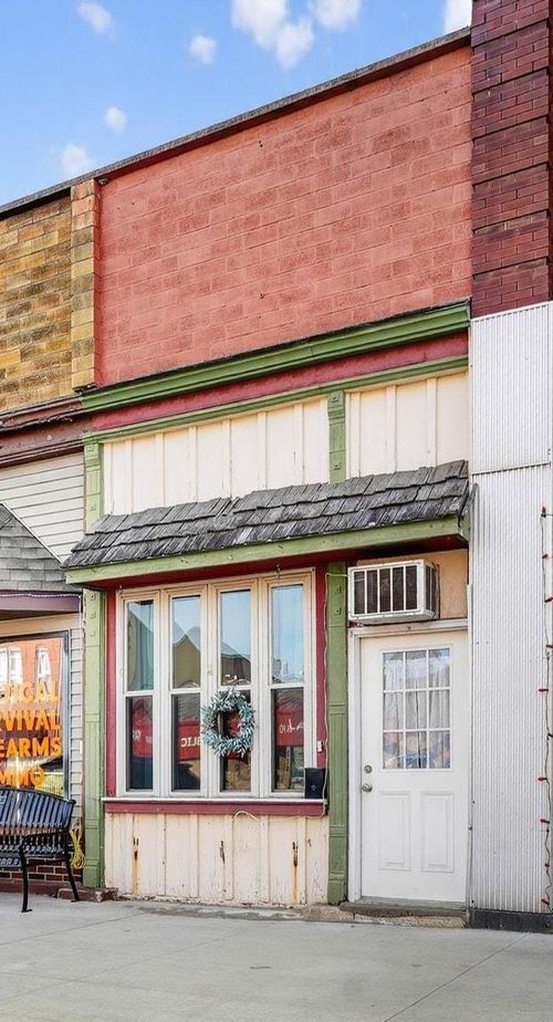 307 Main St, La Porte City, IA, 50651-1333 | Card Image