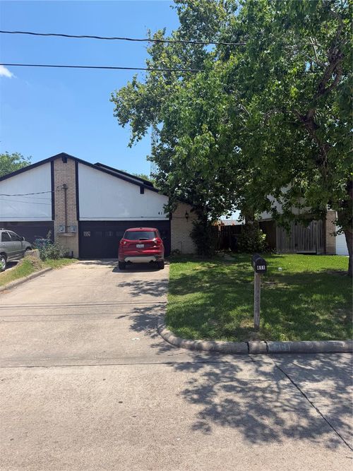 411 S Austin St, Webster, TX, 77598-5217 | Card Image