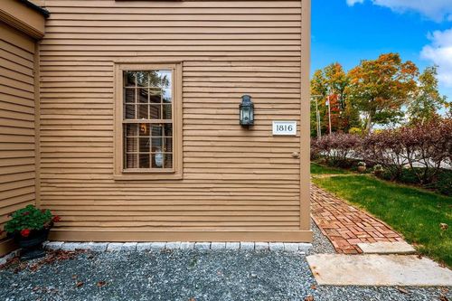 634 Main St, New London, NH, 03257-7821 | Card Image