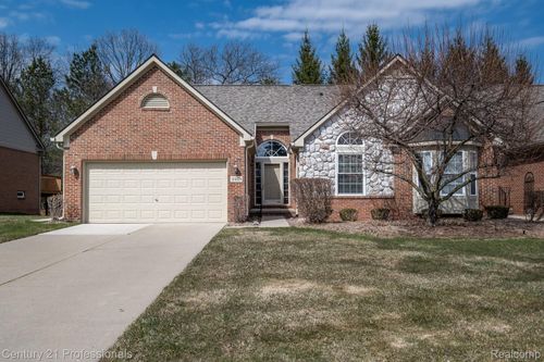 3901 Arbor Dr, Auburn Hills, MI, 48326-3974 | Card Image