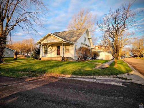 803 S 8th St, Sabetha, KS, 66534-2643 | Card Image