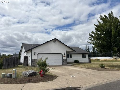 717 Creswood Dr, Creswell, OR, 97426 | Card Image