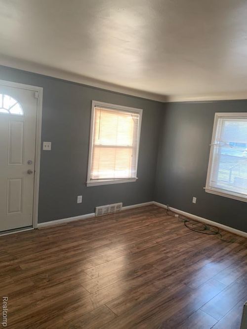 19501 Hoover St, Detroit, MI, 48205-1637 | Card Image