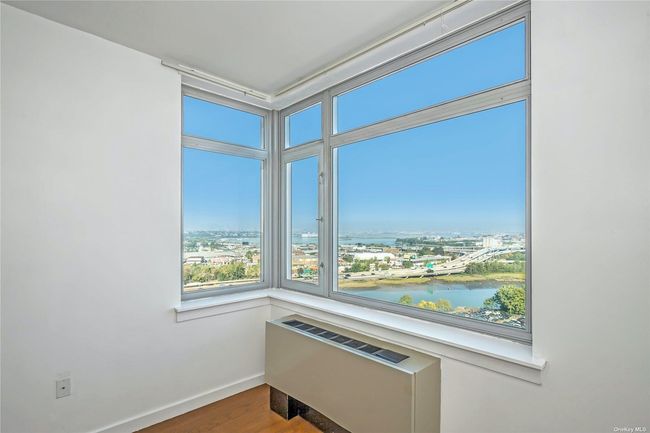 APT-1806 - 40 College Point Blvd, Condo with 2 bedrooms, 2 bathrooms and null parking in Flushing NY | Image 6