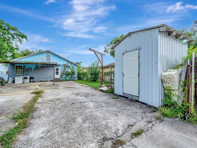 Long driveway with shed and carport | Image 30
