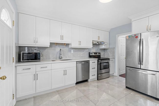 732 Royal York Rd, House other with 7 bedrooms, 4 bathrooms and 4 parking in Etobicoke ON | Image 12