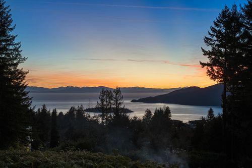 4721 Woodside Pl, West Vancouver, BC, V7S2X5 | Card Image