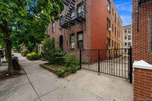 apt-10-32-10 W 82nd St, New York, NY, 10024-5622 | Card Image
