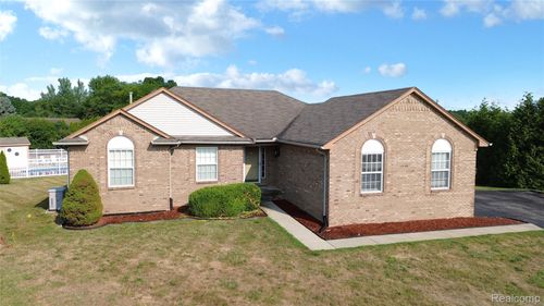 8032 Lark Ln, Grand Blanc, MI, 48439-7254 | Card Image