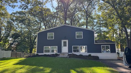 81 University Heights Dr, Stony Brook, NY, 11790-2731 | Card Image