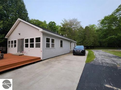 1647 N Huron Rd, Tawas City, MI, 48763-9461 | Card Image
