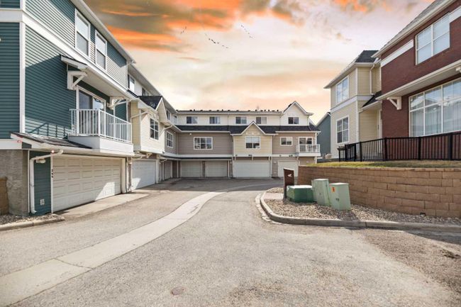 346 Mckenzie Towne Link Se, Home with 3 bedrooms, 1 bathrooms and 2 parking in Calgary AB | Image 5
