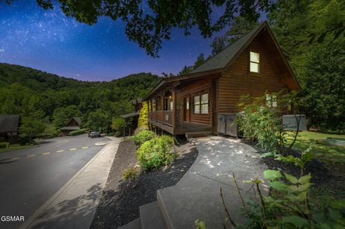 3143 Smoky Ridge Way, Sevierville, TN, 37862-7455 | Card Image