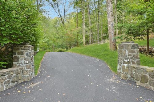 81 Montrose Station Rd, Montrose, NY, 10548-1018 | Card Image