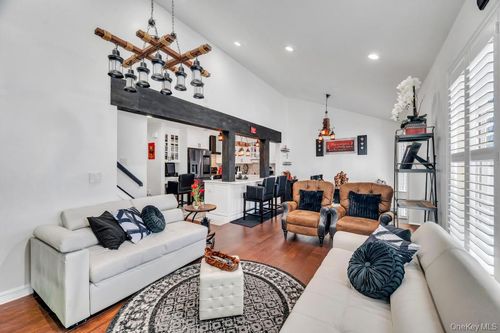 4 Beech St, Islip, NY, 11751 | Card Image