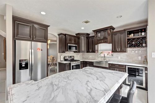 1003 Highland Woods Dr, Highlands, TX, 77562-4511 | Card Image