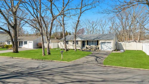 46 Serene Pl, Hauppauge, NY, 11788-3537 | Card Image