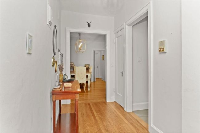 Entry foyer | Image 6