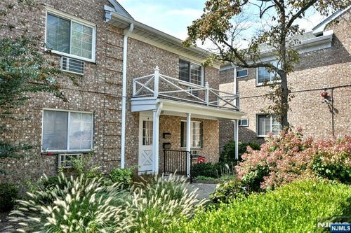 27-33 Corsa Ter, Ridgewood, NJ, 07450-3175 | Card Image