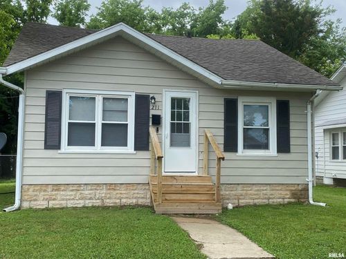 211 Charles St, Benton, IL, 62812-1117 | Card Image
