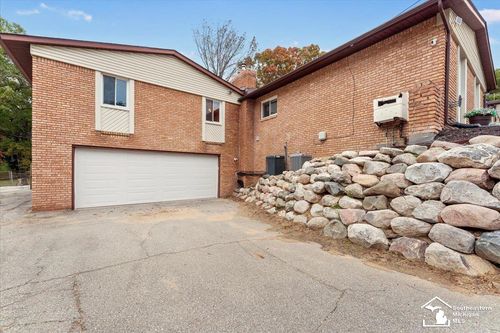 8118 Rene Dr, White Lake, MI, 48386-2540 | Card Image