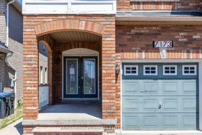 7173 Village Walk, House attached with 3 bedrooms, 4 bathrooms and 3 parking in Mississauga ON | Image 2