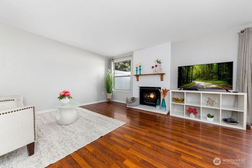 22-1555 Union Ave Ne, Renton, WA, 98059-3966 | Card Image
