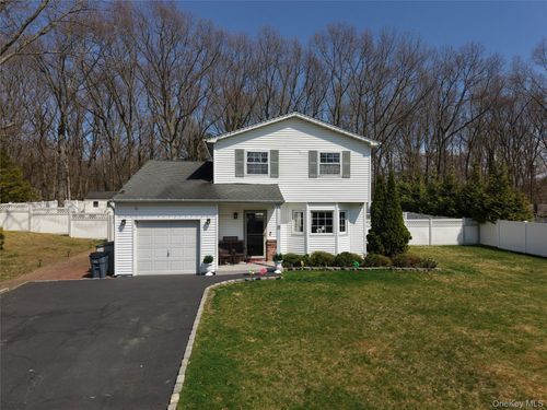 17 Felway Dr, Coram, NY, 11727-1410 | Card Image