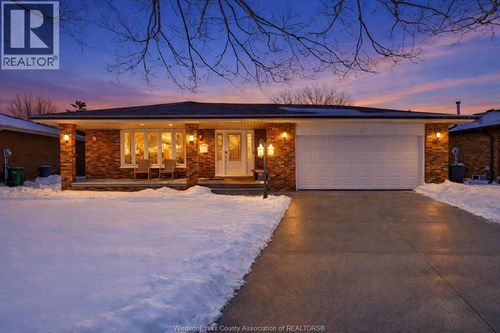 386 Woodridge Dr, Tecumseh, ON, N8N3A8 | Card Image