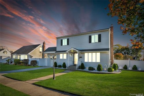 7 Hicks Cir, Hicksville, NY, 11801-1802 | Card Image