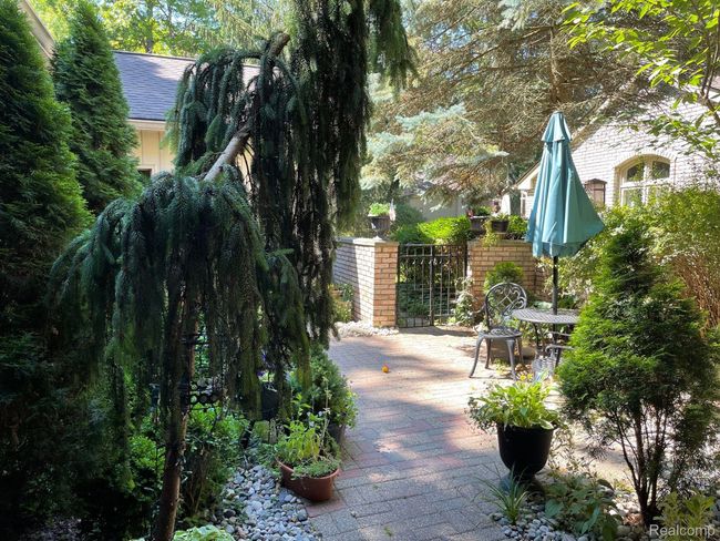 1339 Knollcrest Cir, Condo with 3 bedrooms, 3 bathrooms and null parking in Bloomfield Hills MI | Image 42