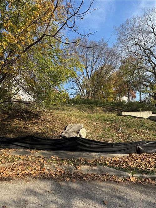 4231 Charlotte St, Kansas City, MO, 64110-1137 | Card Image