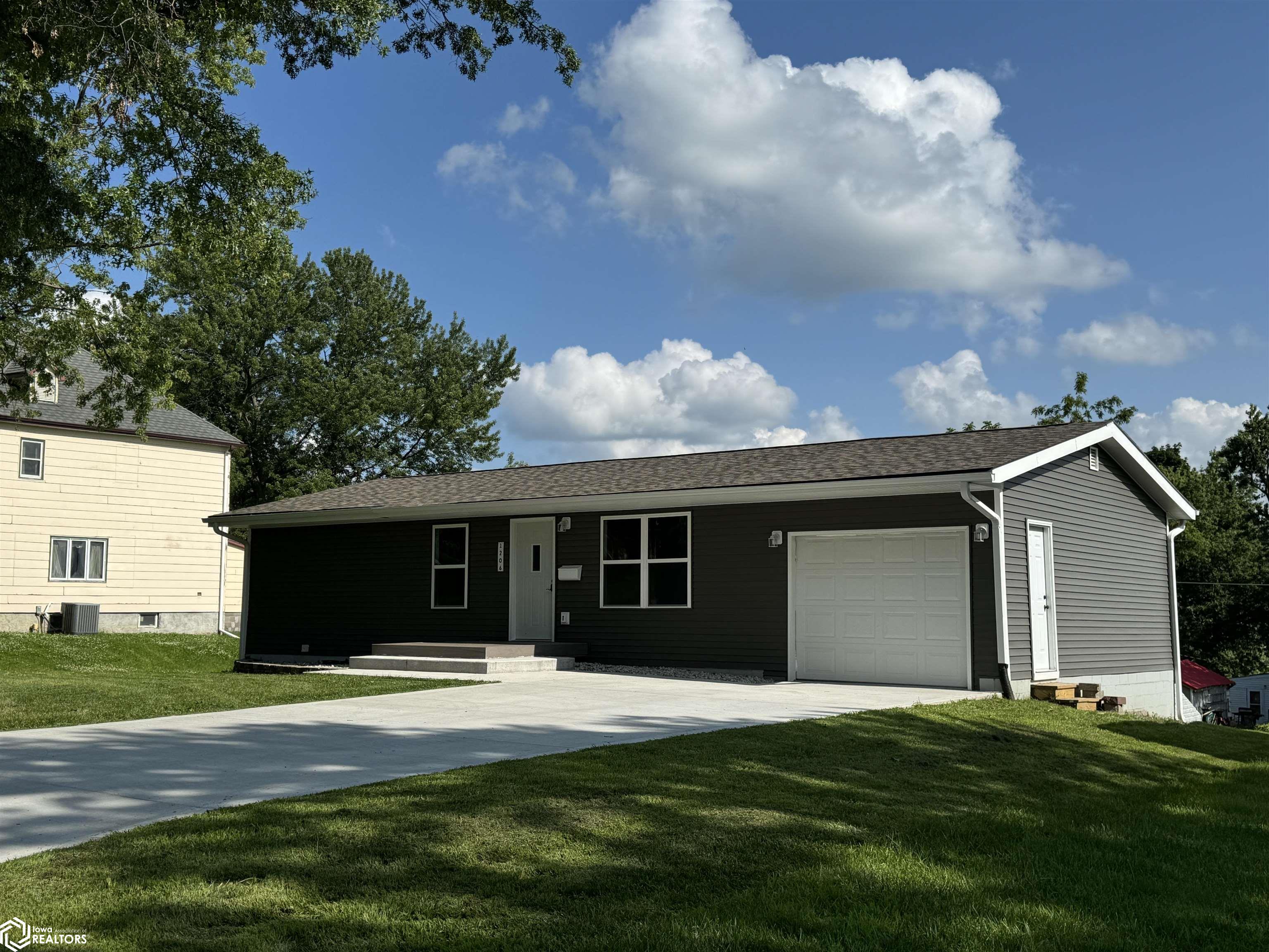 Adair St, Creston, IA 50801