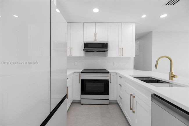 211 Sw 14 Th St, House other with 3 bedrooms, 2 bathrooms and null parking in Pompano Beach FL | Image 6