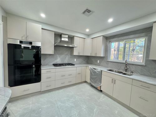 32 Berkshire Rd, Great Neck, NY, 11023-2131 | Card Image