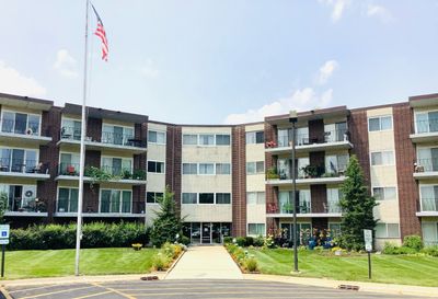 34A - 5540 Walnut Avenue, Condo with 2 bedrooms, 1 bathrooms and 2 parking in Downers Grove IL | Image 1