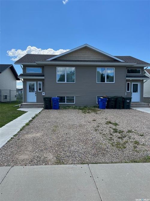 833 &amp; 835 5th St E, Prince Albert, SK, S6V2L6 | Card Image