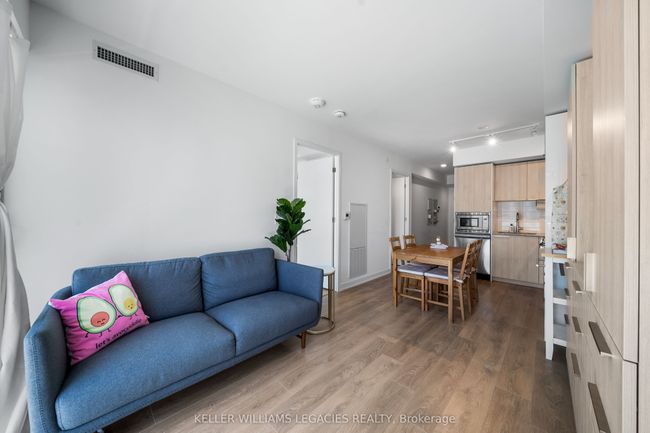 1211 - 501 Yonge St, Condo with 2 bedrooms, 1 bathrooms and null parking in Toronto ON | Image 11