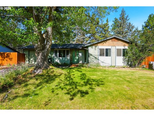 823 Se Polaris Ct, Bend, OR, 97702 | Card Image