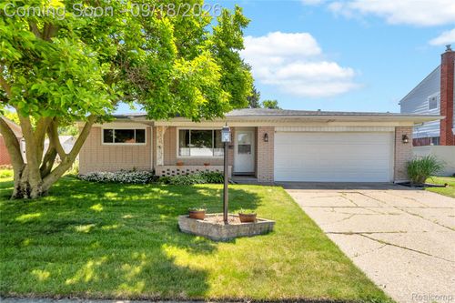 4840 Iowa Dr, Warren, MI, 48092-1921 | Card Image
