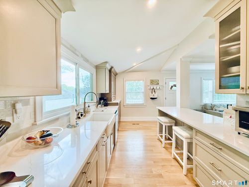 -225 Hoyt St, Darien, CT, 06820-2702 | Card Image