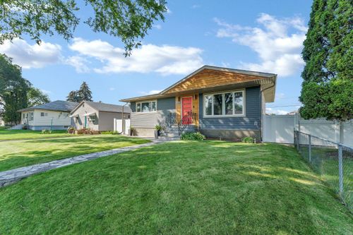 130 11 St Ne, Medicine Hat, AB, T1A5T1 | Card Image