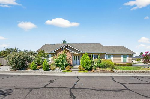2918 Brookdale Dr, Central Point, OR, 97502-3586 | Card Image