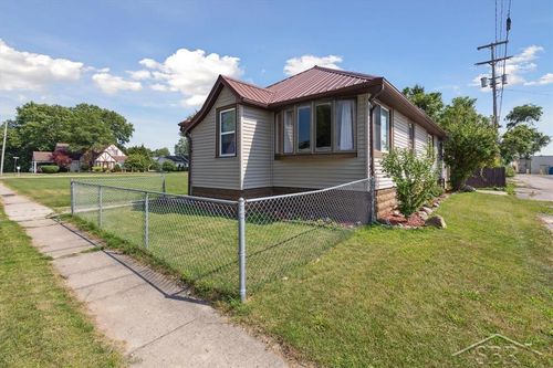 413 W 4th St, Pinconning, MI, 48650-9507 | Card Image