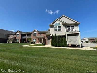 21924 Aberdeen Drive, Condo with 3 bedrooms, 2 bathrooms and null parking in Macomb Twp MI | Image 1