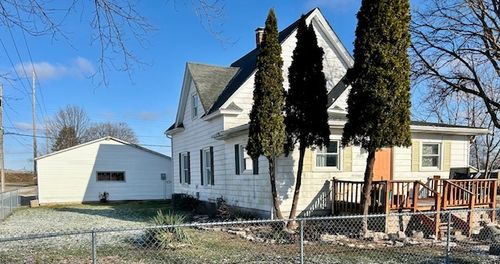 121 W 4th St, Tilton, IL, 61833-7418 | Card Image