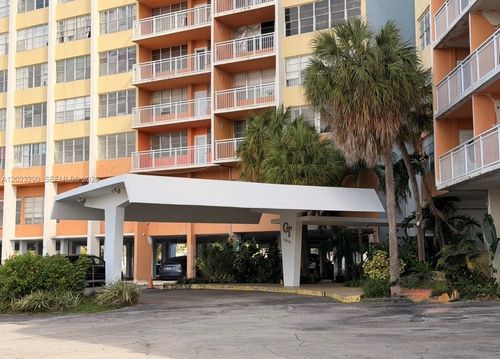 812-2025 Ne 164th St, North Miami Beach, FL, 33162-4108 | Card Image