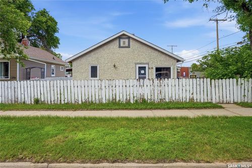 916 Iroquois St W, Moose Jaw, SK, S6H5B6 | Card Image